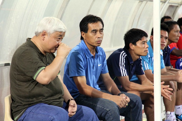 Trong nhiều trận đấu của CLB bóng đá Hà Nội, bầu Kiên đóng vai trò như HLV trưởng, trực tiếp chỉ đạo đội bóng.